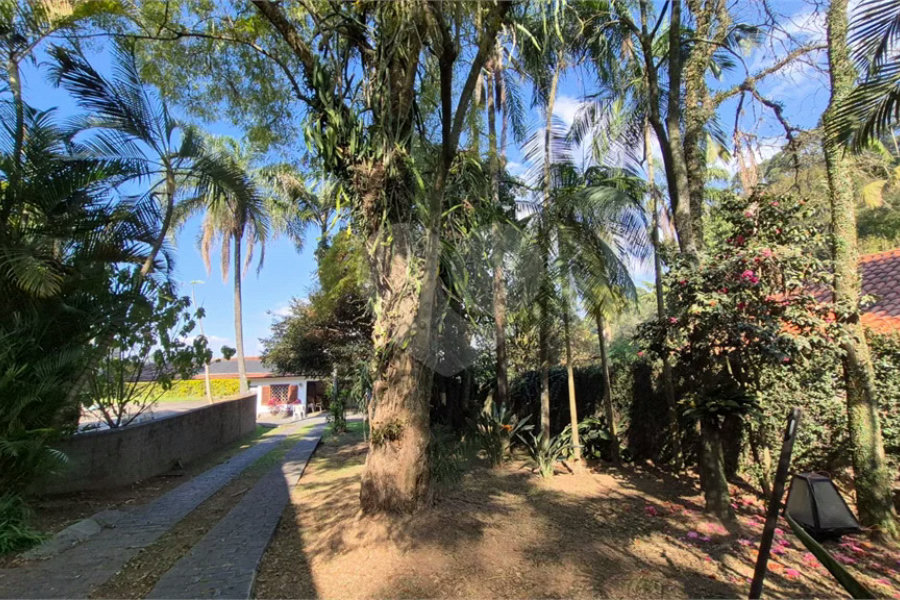 Casa com Piscina, Sauna e Edícula em Rua Arborizada no Tremembé