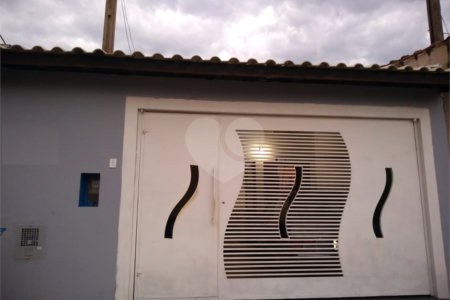 Casa térrea no Antenor Garcia.