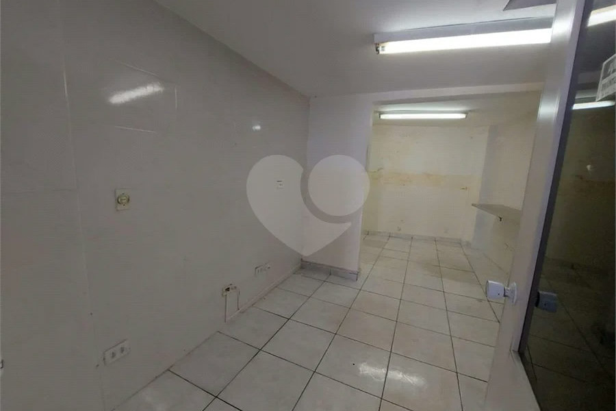 GALPÃO COMERCIAL DE 220,0 M² COM 02 BANHEIROS, COPA COM REFEITORIO, MEZANINO E VAGA DE GARAGEM PARA LOCAÇÃO NA LAPA