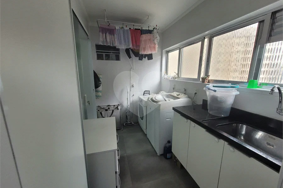 Apartamento de 03 dormitórios totalmente reformado com 02 vagas de Garagem escrituradas e livres.