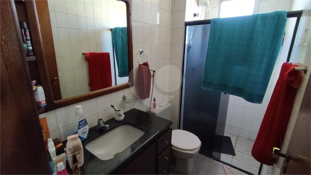 Vende-se apartamento de dois dormitórios no Edifício Marseille, no Centro de Piracicaba;