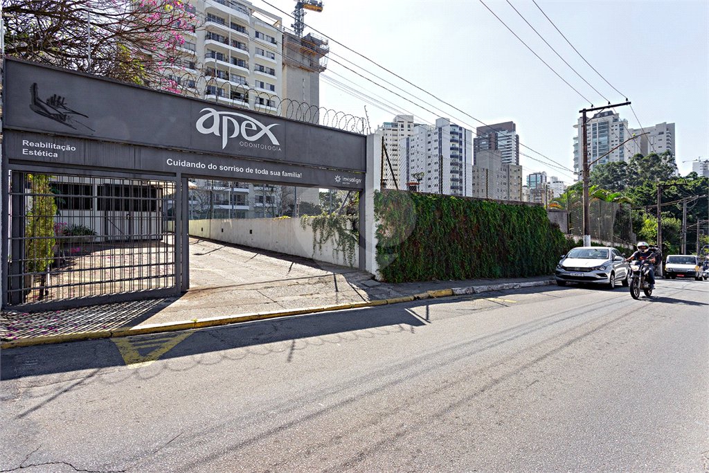 Sobrado à venda com 10 quartos em Campo Belo, São Paulo, SP