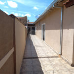 Casa térrea com 3 dormitórios, sendo 1 suíte.
