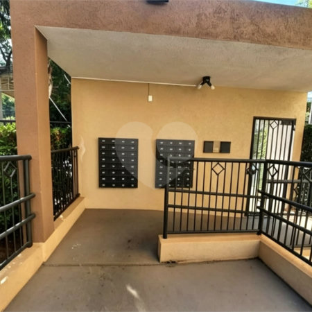 Apartamento á venda no centro com dois dormitórios e sacada.