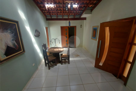 Casa térrea com piscina no Residencial Samambaia.