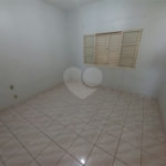 Casa Térrea com 3 dormitórios, sendo 1 suíte.