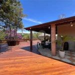 Chácara com excelente infraestrutura, contendo casa com 8 dormitórios, 900 m² de área construída, área total de 3000m², piscina adulto e infantil, churrasqueira, quadra gramada de futebol - Rio Acima - Atibaia/SP 900 m² Área construída 3.000 m² Área do terreno