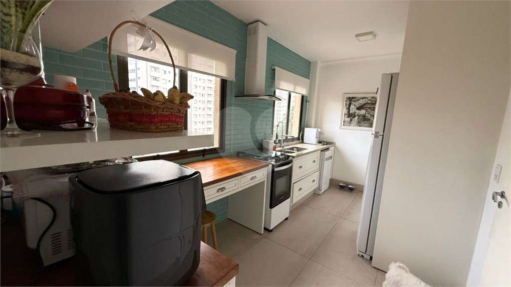 Apartamento de 130 m² com três dormitórios, sendo uma suíte, com armários embutidos, dependências de empregado e lavabo