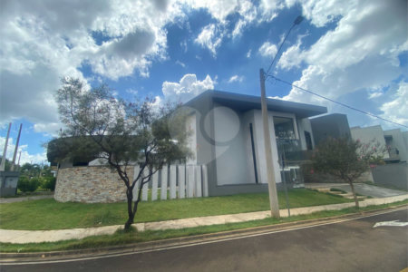 Casa à Venda no Condomínio Damha III