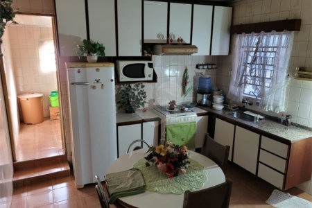 Casa na região do alto da Mooca com 242m² de área total.