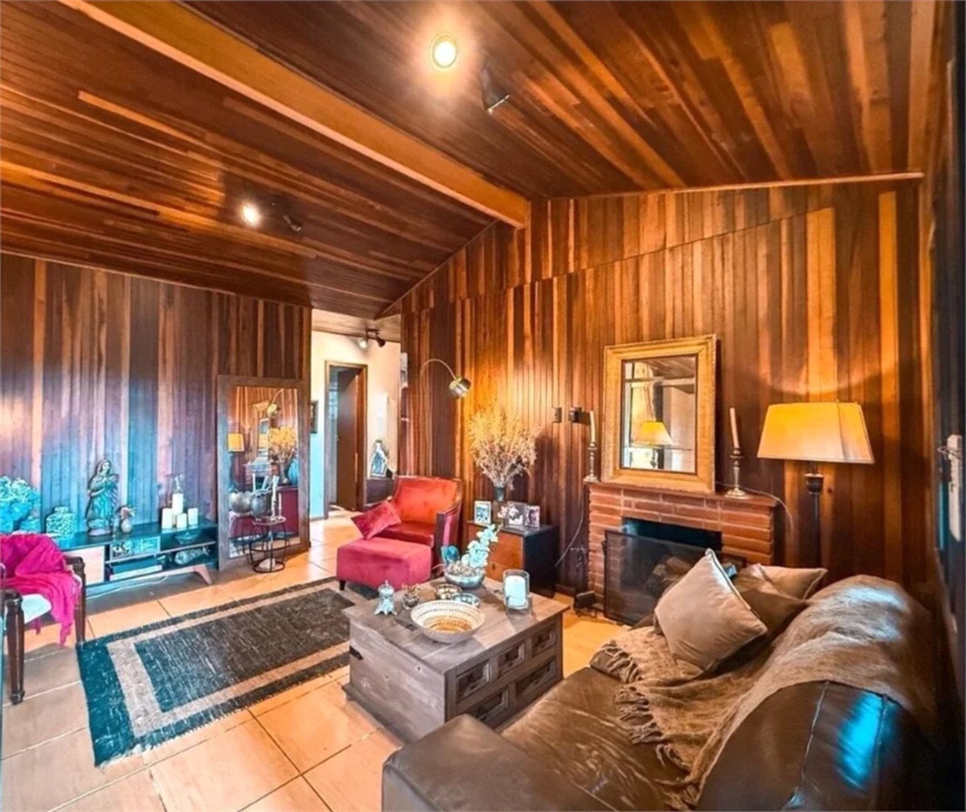 Casa na Granja Viana com 1.600m² de terreno, lareira e amplo espaço para veículos