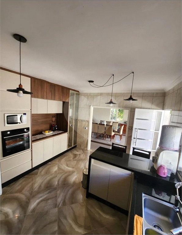 CASA EM CONDOMÍNIO FECHADO COM 220M² Área Construída e 1500m² de Area Total com 4 Suítes. Cond Village de Atibaia - Atibaia -Sp