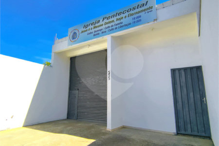 Imóvel disponível para venda com excelente localização e grande potencia, tambèm gerando uma renda passiva todos meses com contrato de aluguel ativo. Salão Comercial Perfeito para quem busca conforto, praticidade e um ótimo investimento