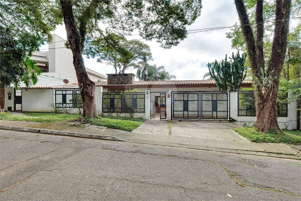 Casa de Vila à venda ou para alugar com 3 suítes em Alto da Boa Vista, São Paulo, SP