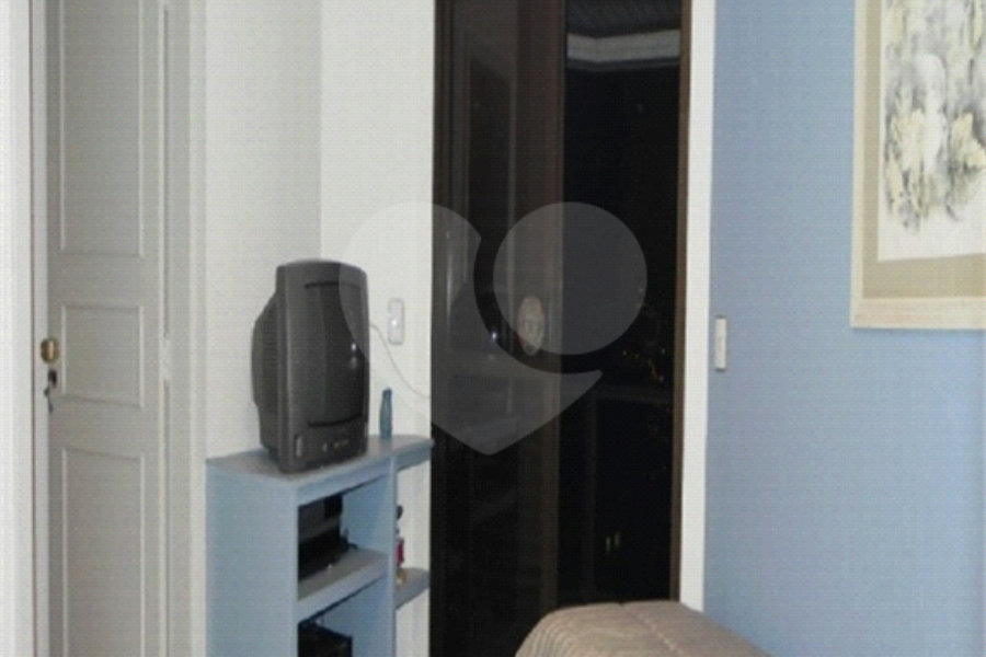 Casa à venda com 4 quartos, sendo 1 suíte, no condomínio Conselheiro Moreira de Barros, São Paulo - SP