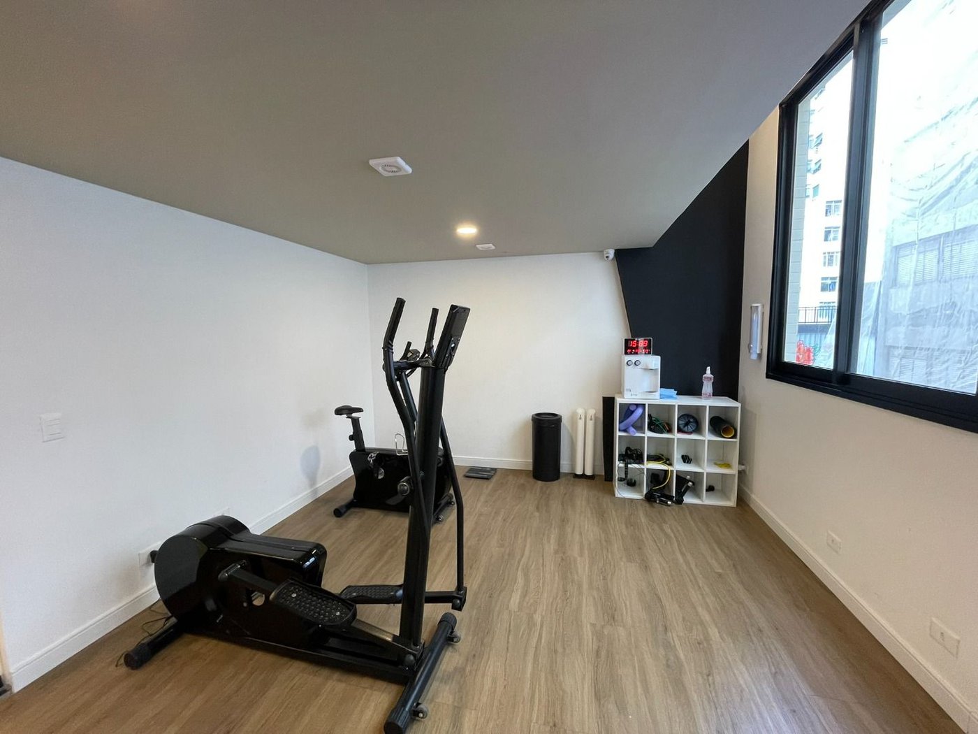 Apartamento 2 dormitórios (1 suíte), porteira fechada, 1 vaga demarcada, no José Menino, Santos