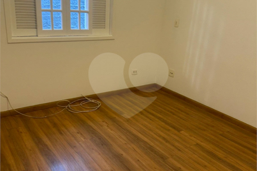 Casa à venda com 4 quartos, sendo 1 suíte,  no condomínio Jardim das Acácias, Cotia - SP