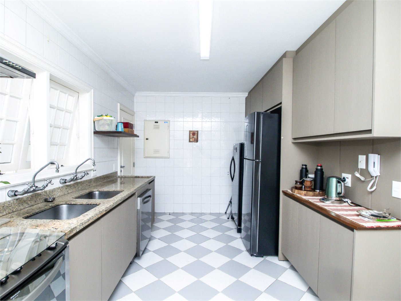 Casa à venda com 5 quartos, sendo 4 suítes, no condomínio Bounganville, São Paulo - SP