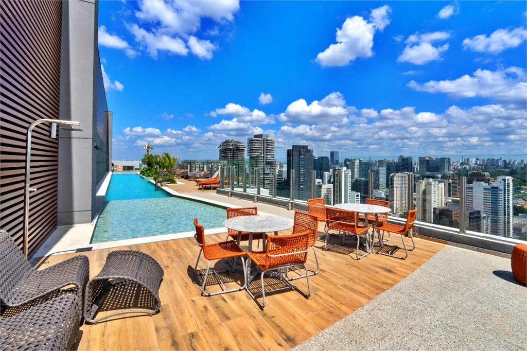 Apartamento à venda com 4 quartos, sendo 2 suítes,  em Jardim das Acácias, São Paulo, SP