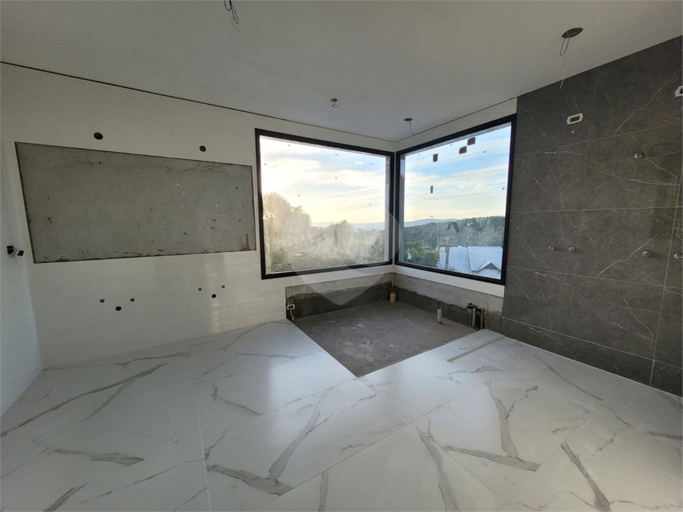 Casa à venda com 6 quartos, sendo 4 suítes, no condomínio Suíça da Cantareira, Mairiporã - SP