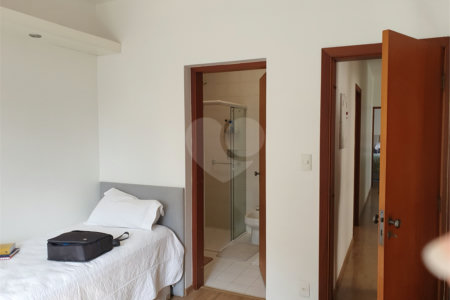 Sobrado à venda com 4 quartos, sendo 2 suítes, em Alto da Boa Vista, São Paulo, SP
