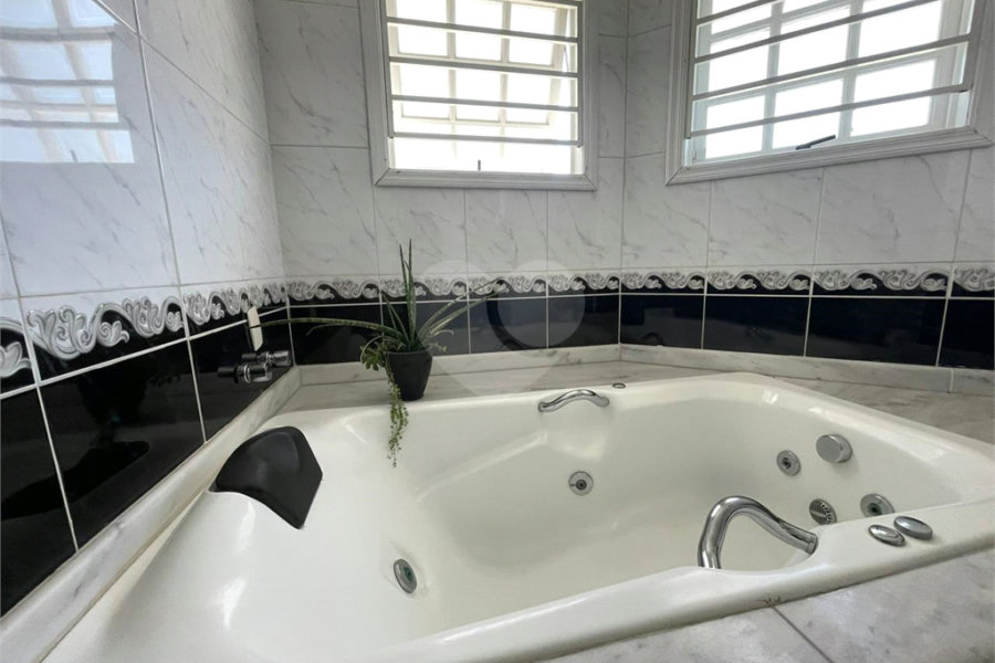 Casa à venda com 4 quartos, sendo 2 suítes, no condomínio Residencial Itatinga I, São Paulo - SP