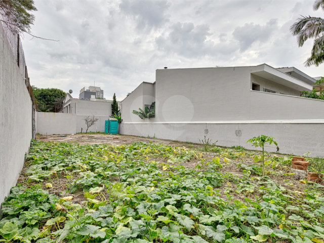 Sobrado à venda com 3 quartos, sendo 1 suíte,  em Alto da Boa Vista, São Paulo, SP
