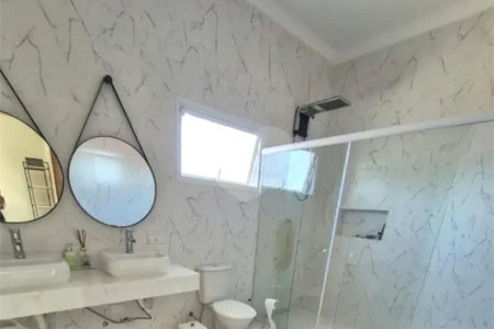 Casa à venda com 3 suítes no condomínio Chácaras Arumã, Sarapuí - SP