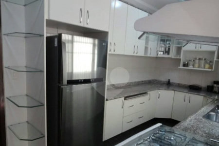 Sobrado à venda com 3 quartos, sendo 1 suíte, em Jardim São Luís, São Paulo, SP