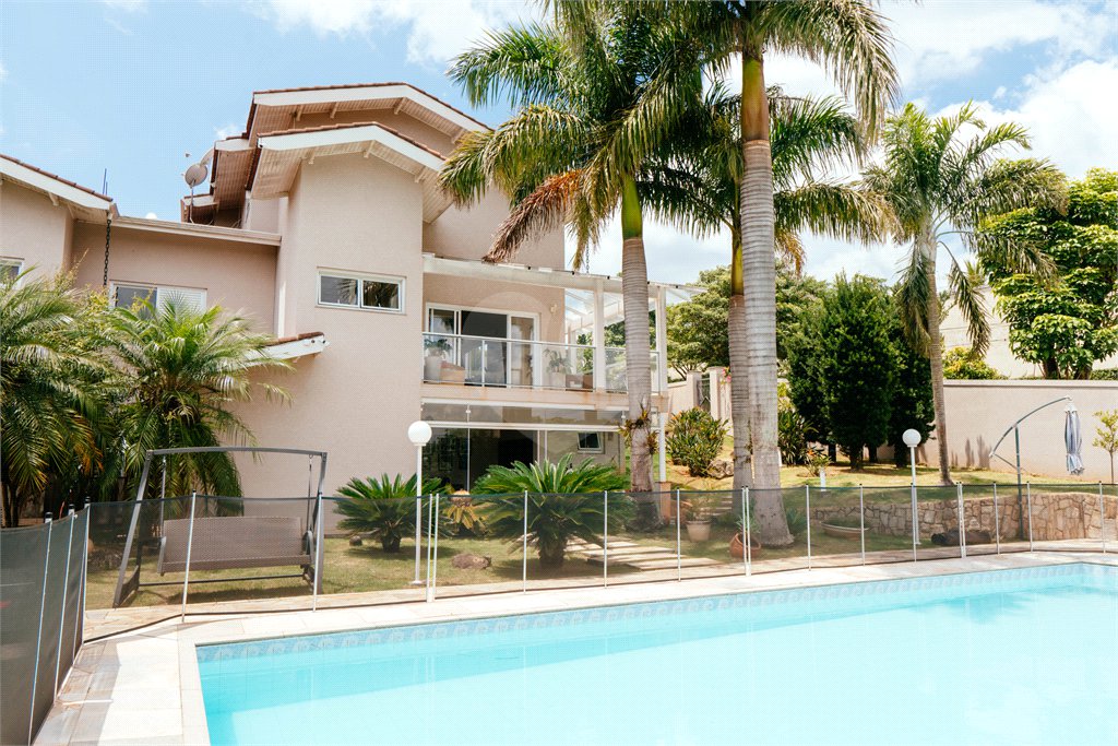 Casa à venda com 5 quartos, sendo 4 suítes, no condomínio Flamboyant, Atibaia - SP