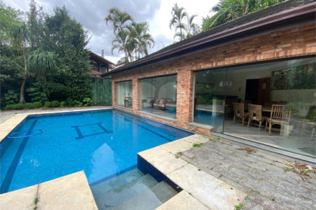 Casa à venda ou para alugar com 5 quartos, sendo 3 suítes,  em Fazenda Morumbi, São Paulo, SP