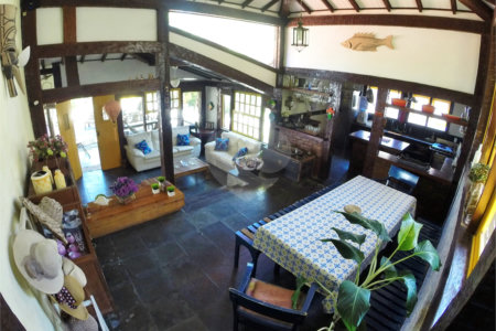 Casa à venda com 8 quartos, sendo 4 suítes, em Alto de Búzios, Armação dos Búzios, RJ