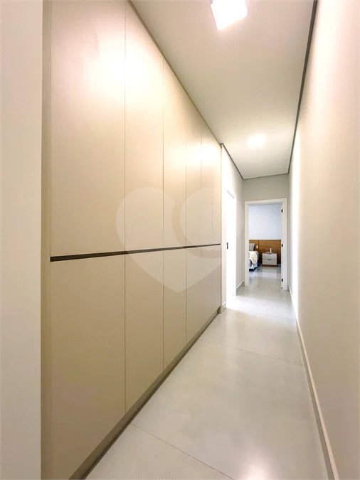 Casa Térrea – Condomínio Maria Cândida - 300 m² de terreno - 212 m² de área construída - 4 vagas de garagem, sendo 2 cobertas - Sala de jantar e estar integradas, com pé-direito duplo e cortina - 3 suítes com ar-condicionado, sendo 1 master com closet – planejado – Roupeiro – Escritório - Cozinha