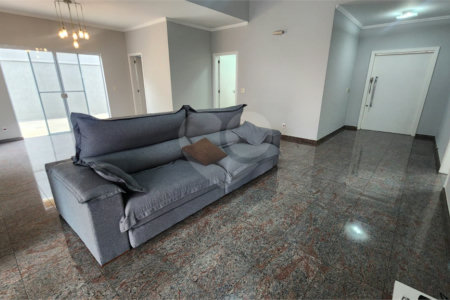 Casa à venda com 4 quartos, sendo 2 suítes, no condomínio Marambaia, Vinhedo - SP