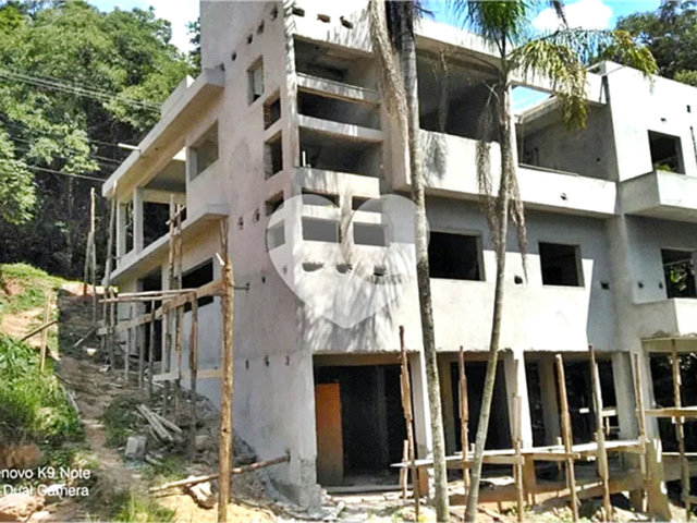 Casa à venda com 4 quartos, sendo 3 suítes,  no condomínio Cantareira, Mairiporã - SP
