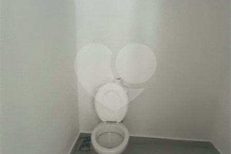 O imóvel possui 20 m² de área útil e 35 m² de área total, sendo uma ótima opção para instalação de escritório, consultório ou atividade comercial.