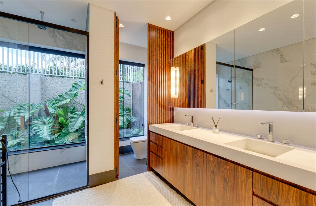 Casa Térrea à venda ou para alugar com 4 suítes em Alto da Boa Vista, São Paulo, SP