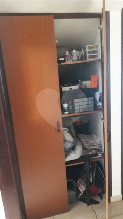 Sobrado com 3 dormitórios, sendo 2 suítes, uma delas master.