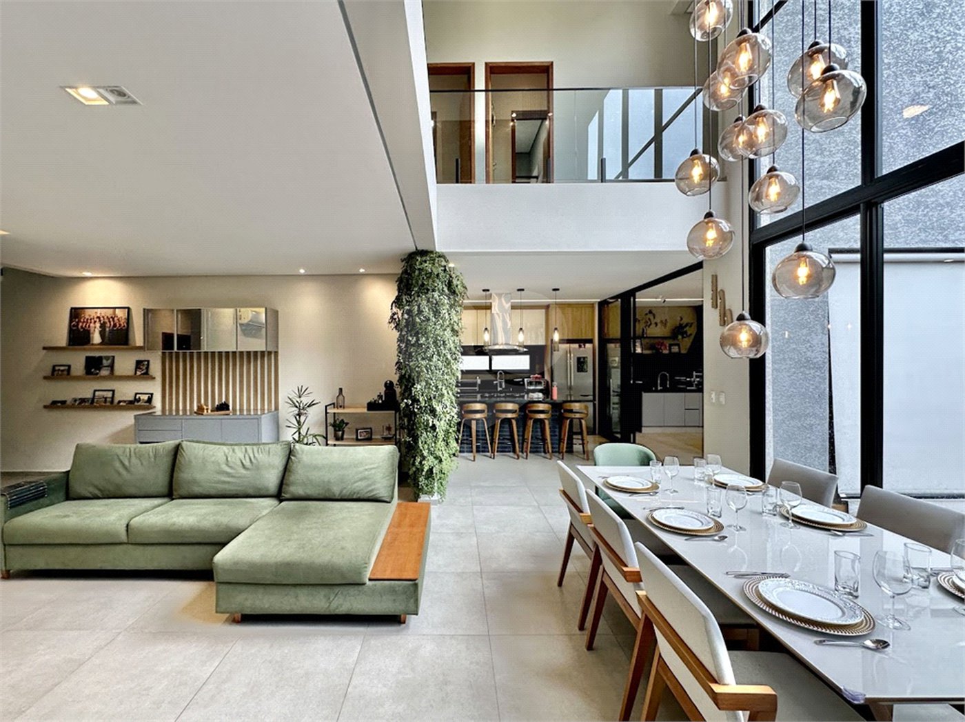 Casa à venda com 3 suítes no condomínio Reserva Santa Maria, Jandira - SP