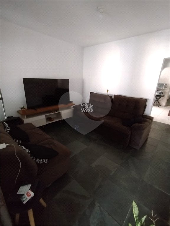 Casa à venda com 2 quartos, sendo 1 suíte,  em Jardim Layr, Mogi das Cruzes, SP