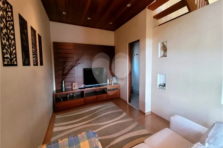 Casa à venda com 4 quartos, sendo 1 suíte, no condomínio Alpes da Cantareira, Mairiporã - SP