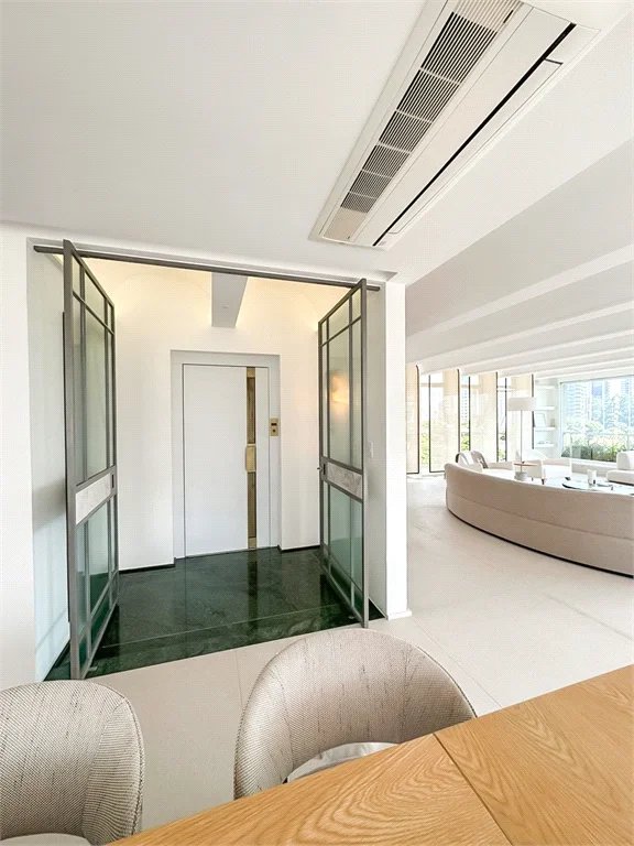 Apartamento à venda com 4 suítes em Vila Cordeiro, São Paulo, SP