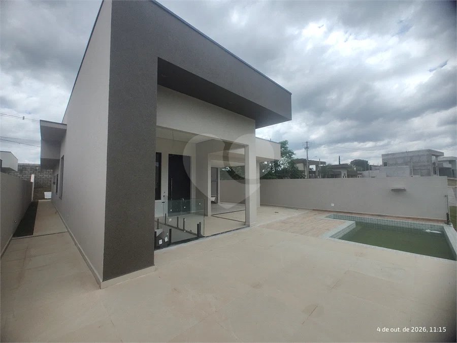 Casa exclusiva em Atibaia de alto padrão com 3 suítes, piscina, espaço gourmet, condomínio fechado, aceita financiamento