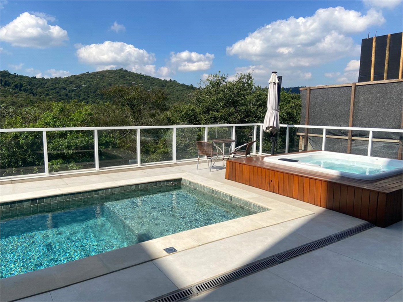Casa à venda ou para alugar com 4 suítes no condomínio Residencial Gênesis 1, Santana de Parnaíba - SP