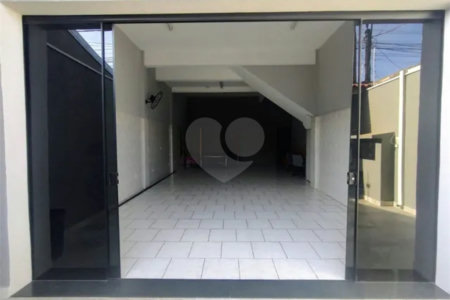 Sobrado à venda com 3 quartos, sendo 1 suíte, em Jardim São Guilherme, Sorocaba, SP