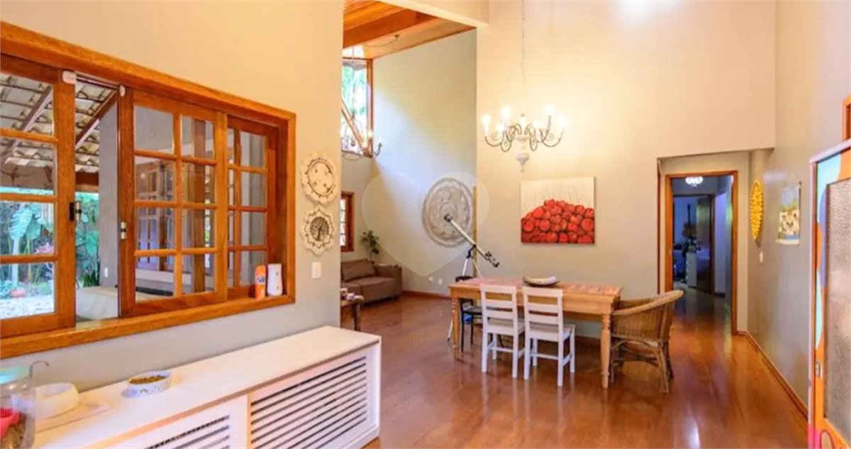 Casa à venda com 4 quartos, sendo 2 suítes,  em Granja Viana, Cotia, SP