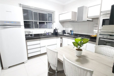 Sobrado à venda com 3 quartos, sendo 1 suíte, em Vila Suissa, Mogi das Cruzes, SP