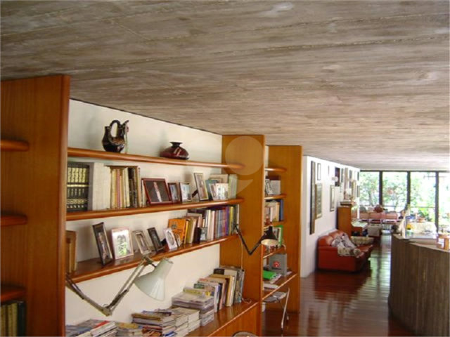 Casa Térrea à venda com 5 quartos, sendo 3 suítes,  em Interlagos, São Paulo, SP