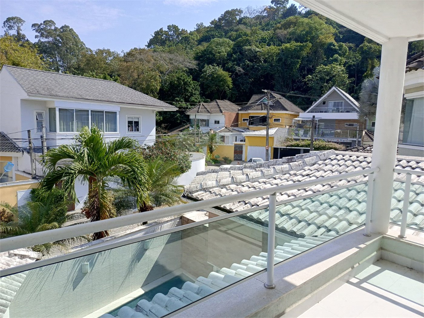 Casa à venda com 4 quartos, sendo 1 suíte, no condomínio Atlantico Sul, Rio de Janeiro - RJ