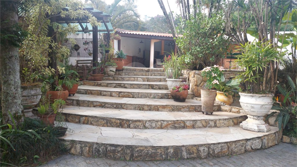 Casa à venda ou para alugar com 5 quartos, sendo 1 suíte, em Cumbari, Mairiporã, SP